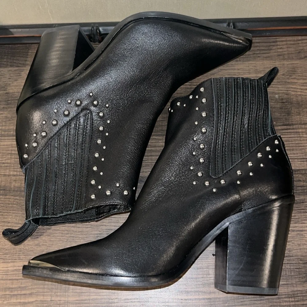 Kenneth Cole Bynona /West Side Studded Leather Western Black Booties EUC sz 5.5